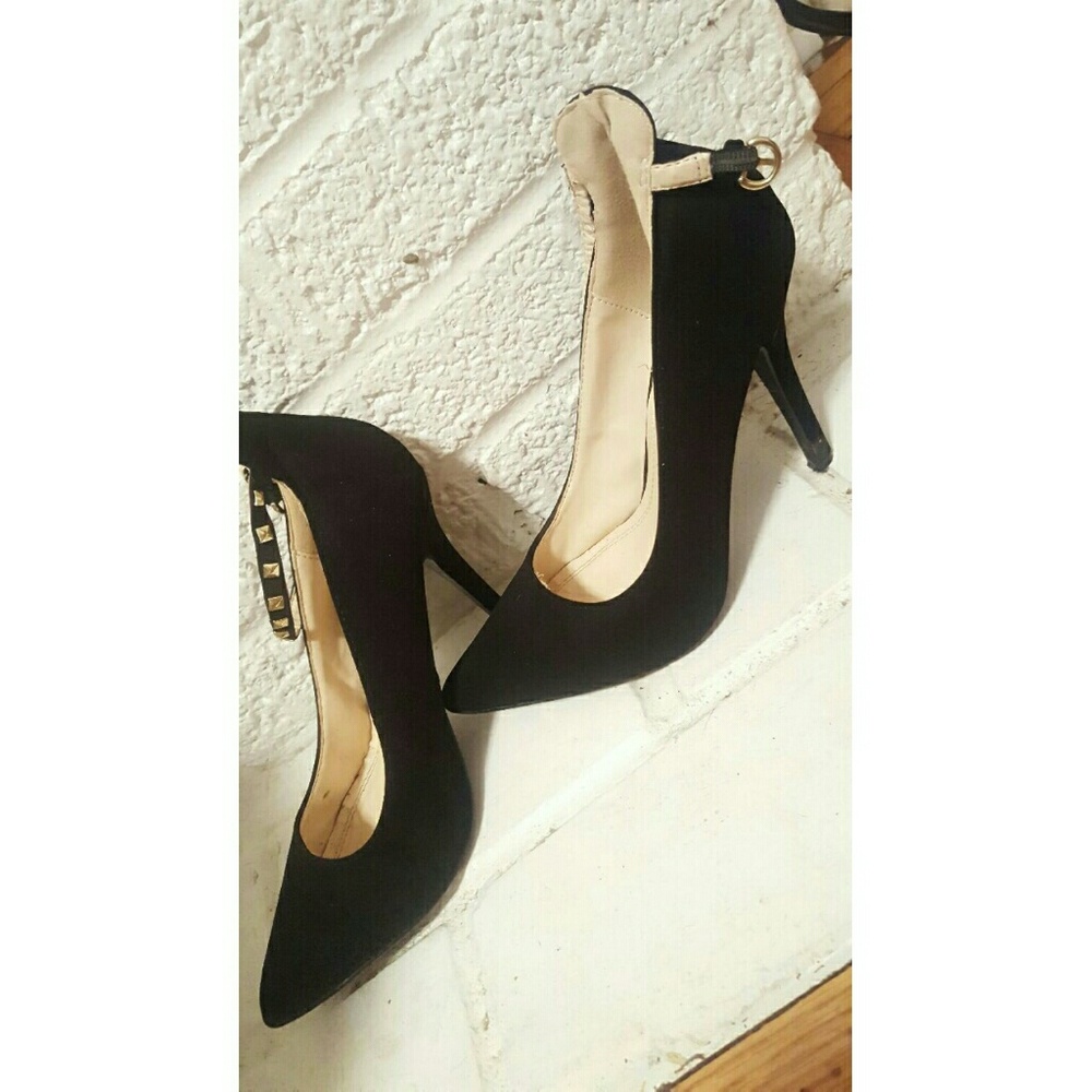Black Pumps