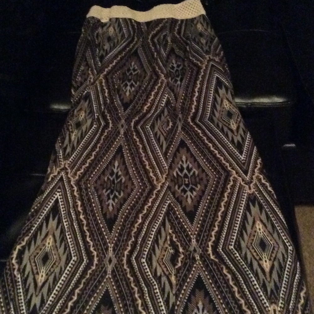 Maxi skirt with crochet wasteband