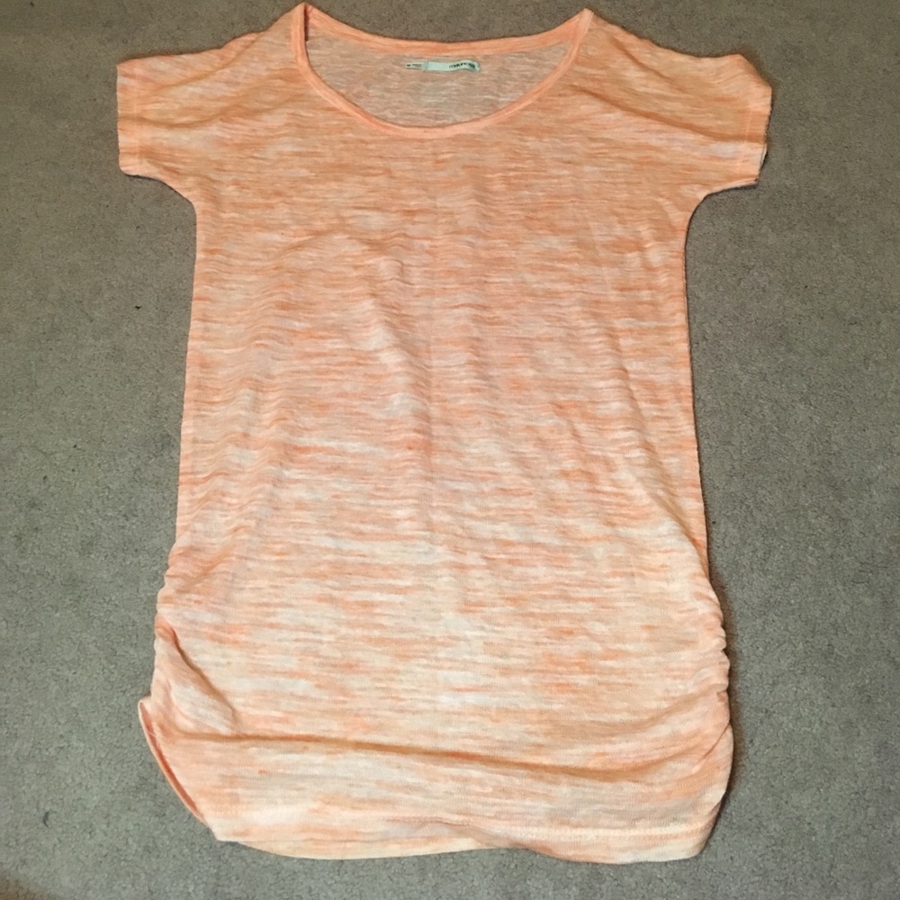 Cute top with side scrunching by waist