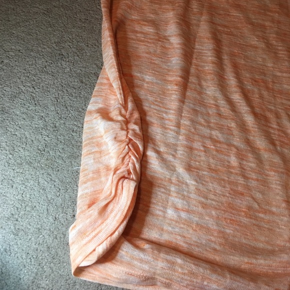 Cute top with side scrunching by waist - Picture 3 of 4