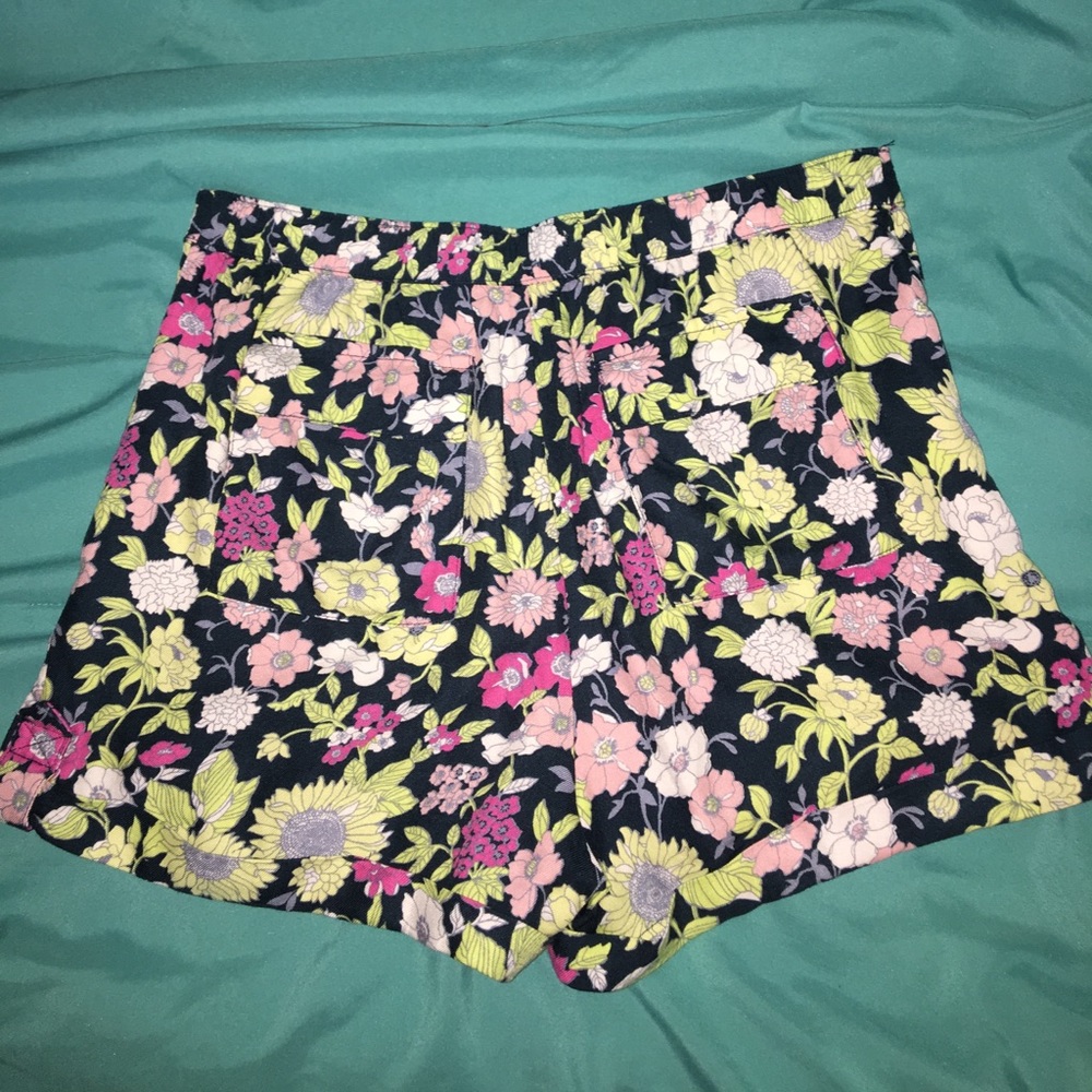 Abercrombie Pattern Flowy Shorts - Picture 2 of 4