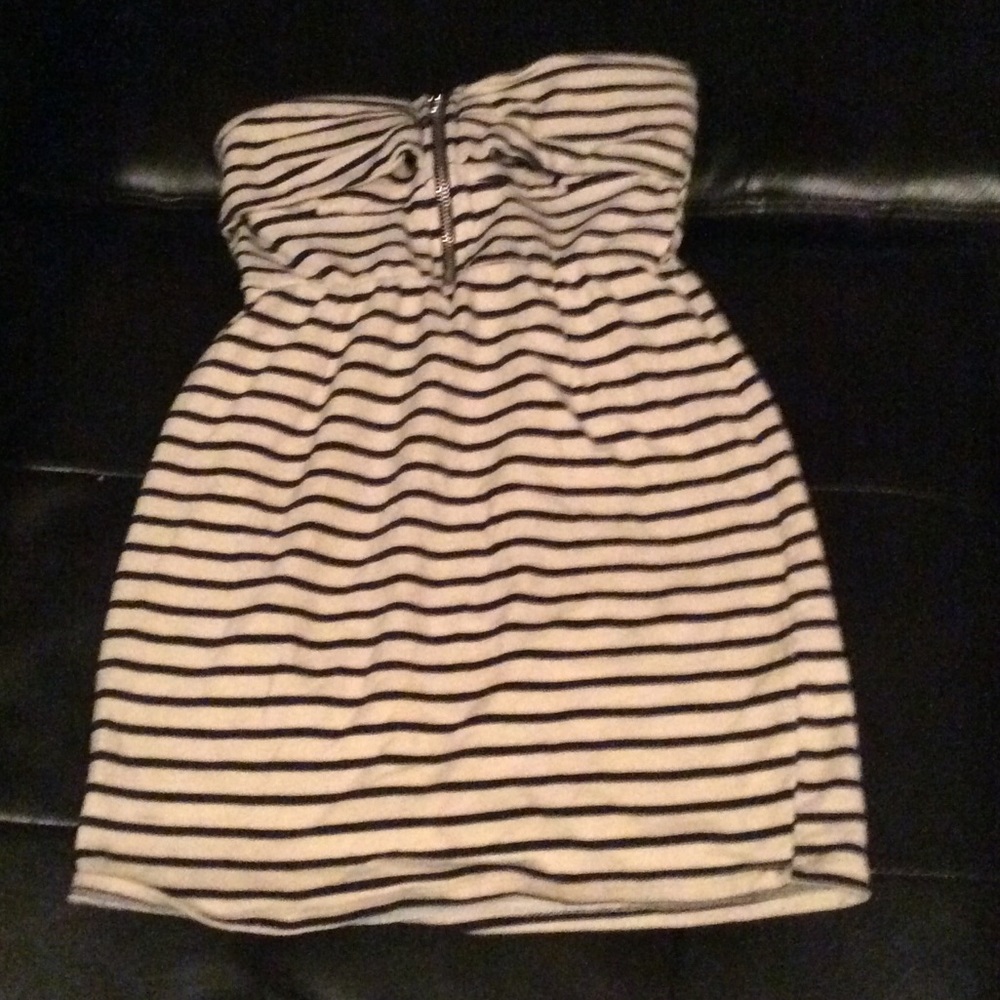 Zip up strapless top