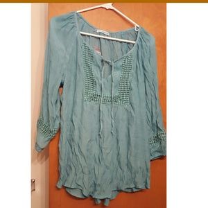turquoise three-quarter sleeve shirt