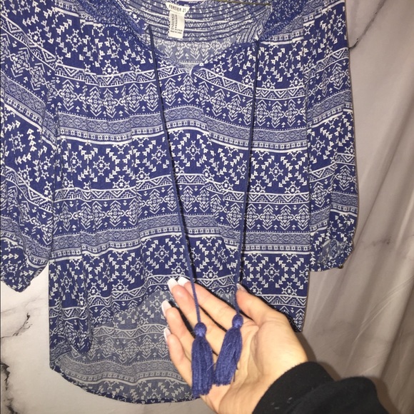 DETAILED PRINT F21 BLOUSE - Picture 2 of 3