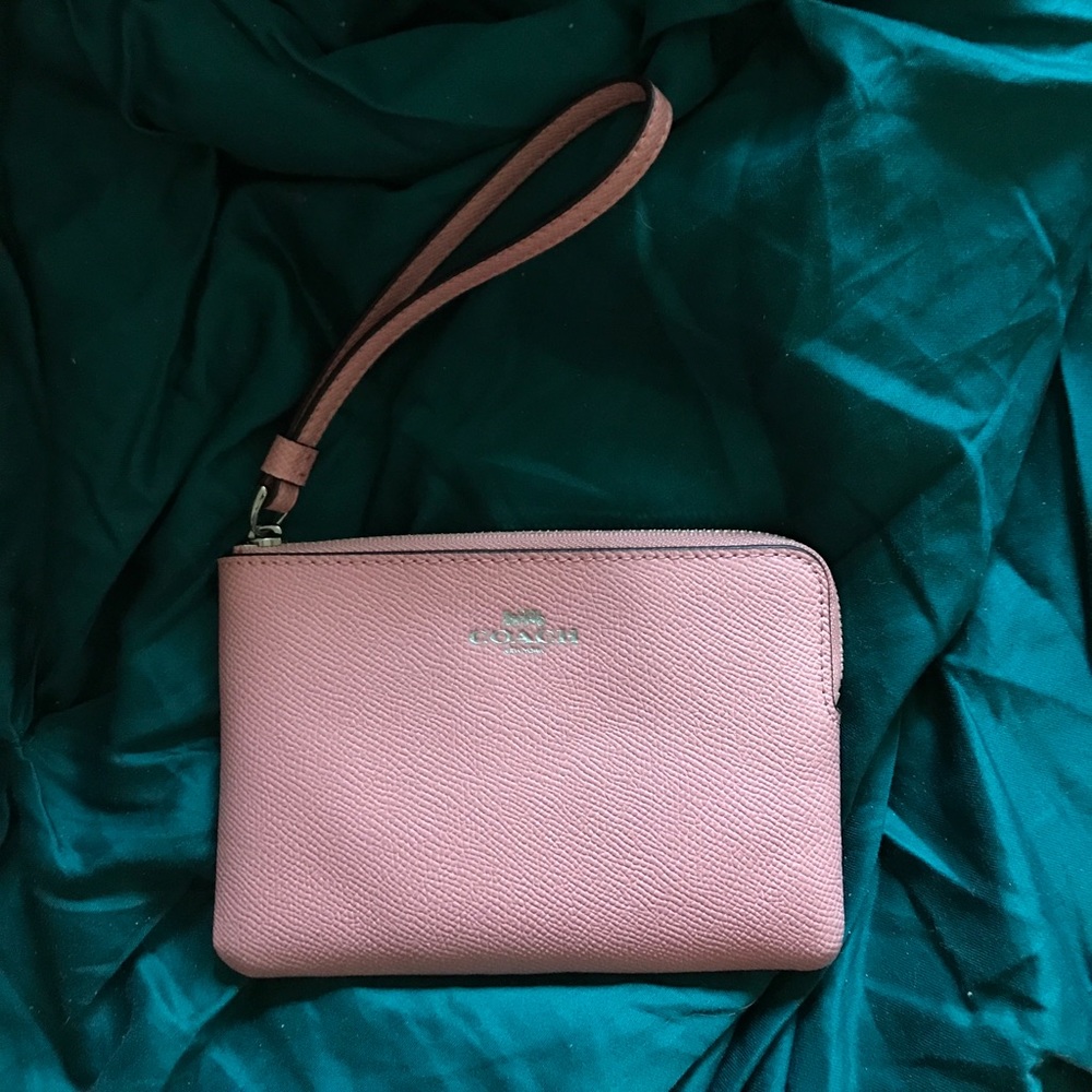 🌻NWT - Coach Mini Wristlet Pink