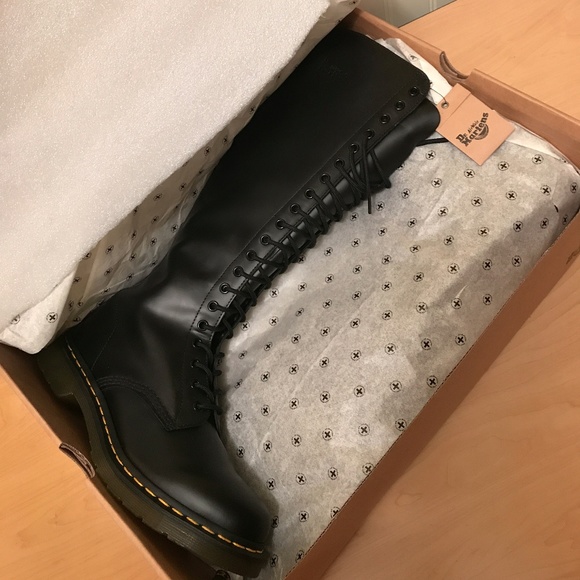 Dr. Martens Shoes - BRAND NEW DOC MARTEN KNEE HIGH LACE UP BOOTS SZ 10