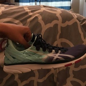 Asics women's size 9. Only worn once.