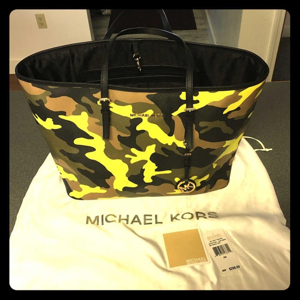 Michael  kors shoulder handbag large.