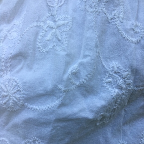 Lovely White Flowy dress - Picture 4 of 4