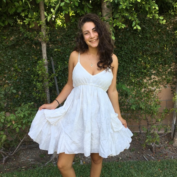 Lovely White Flowy dress - Picture 2 of 4