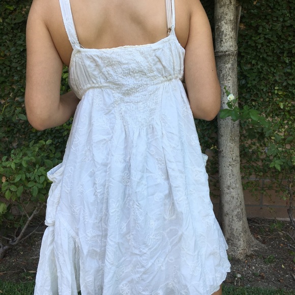Lovely White Flowy dress - Picture 3 of 4