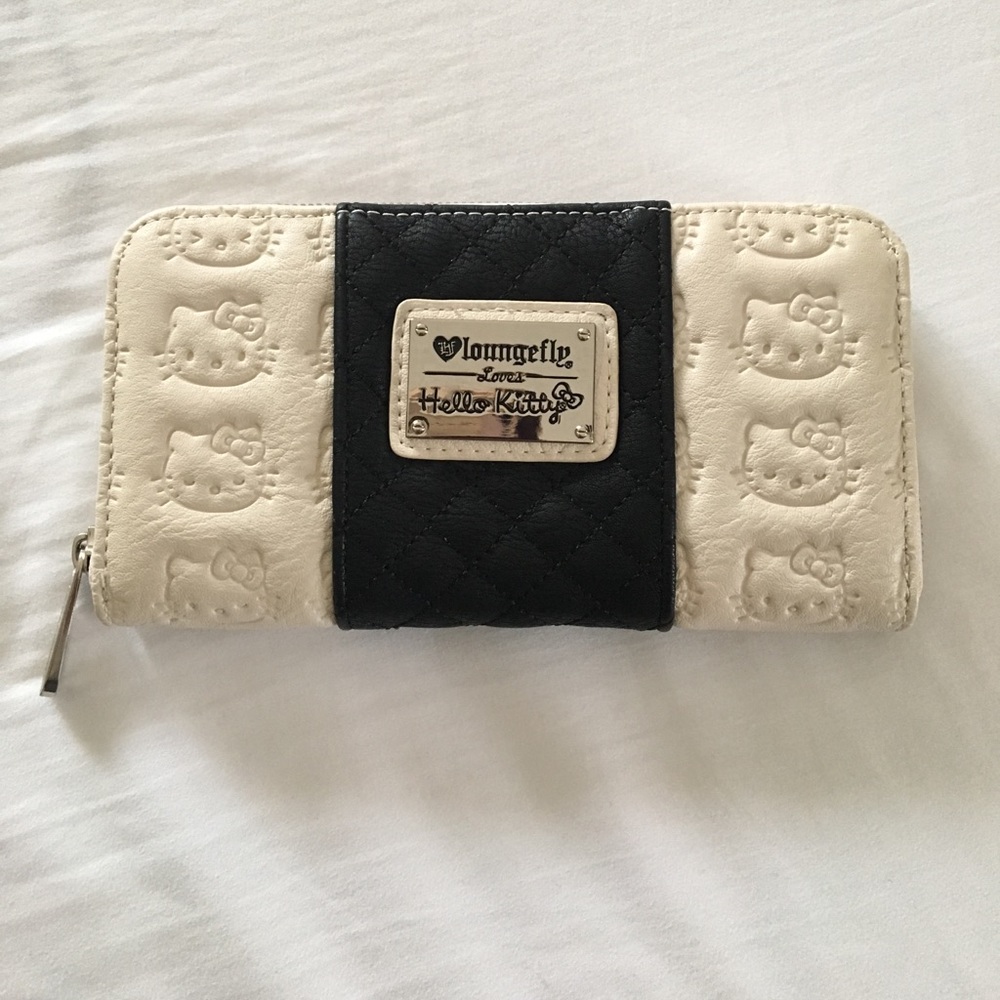 SOLD** Mercari** Hello Kitty Wallet NWOT