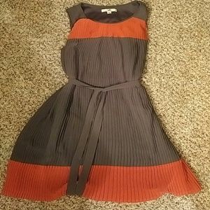 Sleeveless Pleated gray and coral dress