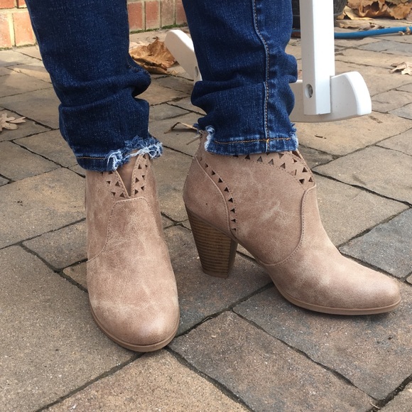 ⬇️FINAL PRICE DROP ⬇️Taupe Cutout Ankle Booties - Picture 4 of 6
