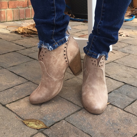 ⬇️FINAL PRICE DROP ⬇️Taupe Cutout Ankle Booties - Picture 5 of 6
