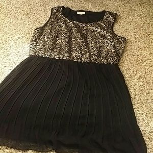 Sleeveless gold and black sequined dress