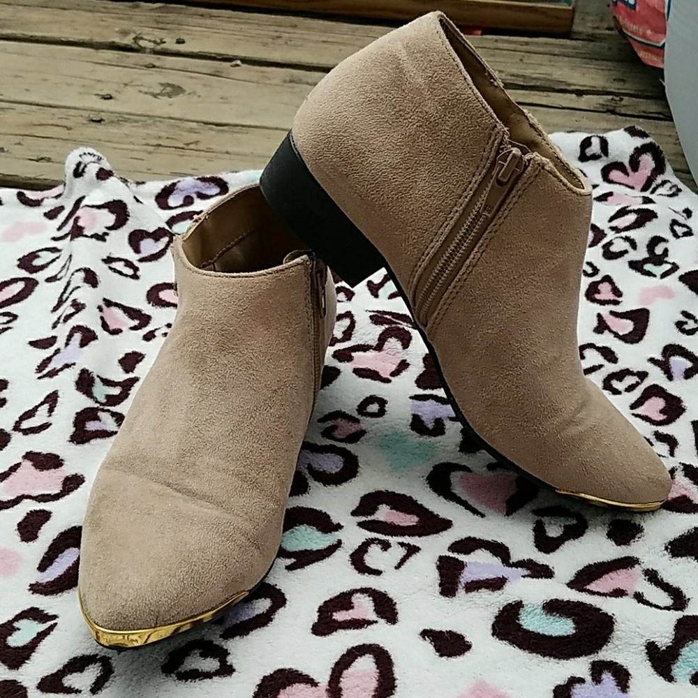Women's pointed toe suede tan ankle boots