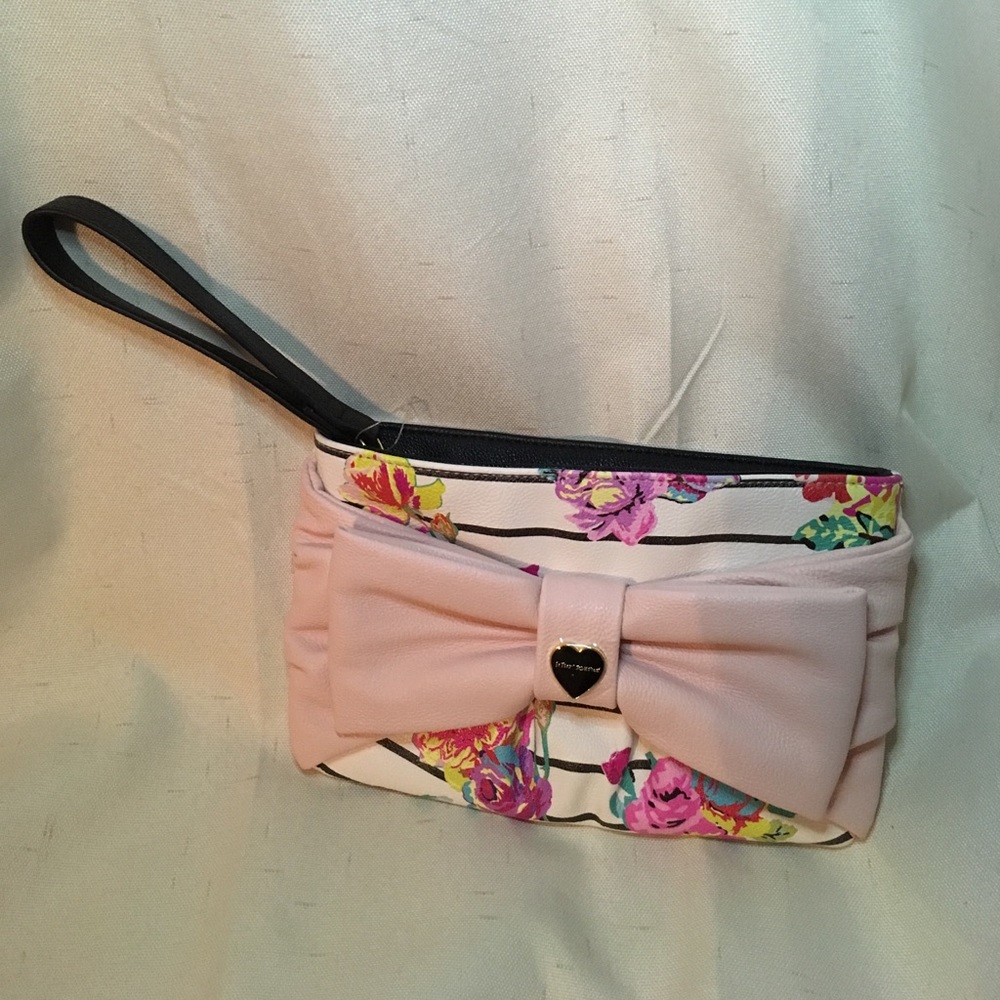 Wristlet purse