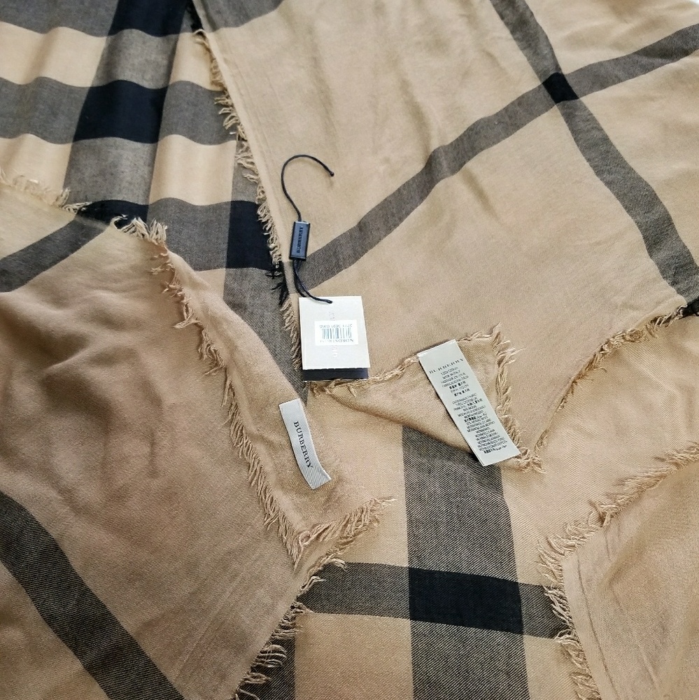 100% Authentic Burberry scraf made in Italy