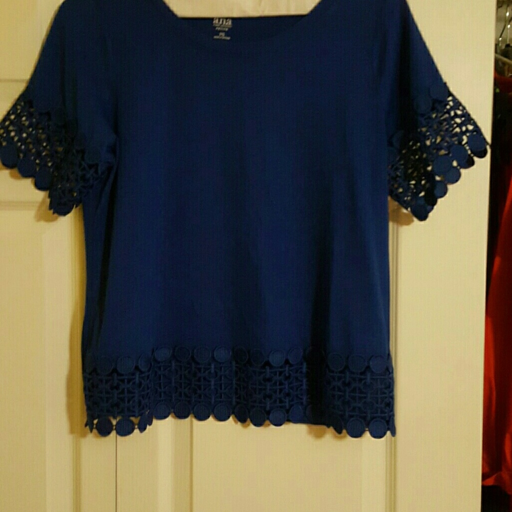 Cotton spandex t shirt with sleeve and bottom embe