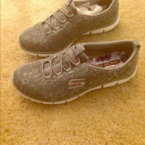 Sketchers size 8 Memory Foam