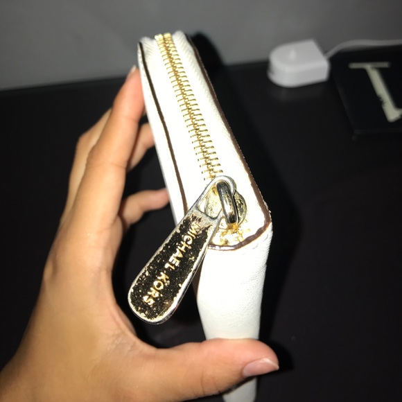 Micheal Kors Wallet - Picture 3 of 8