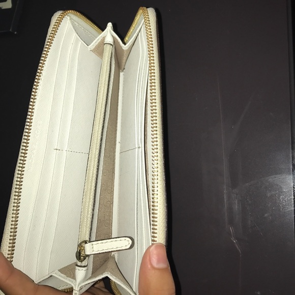 Micheal Kors Wallet - Picture 7 of 8