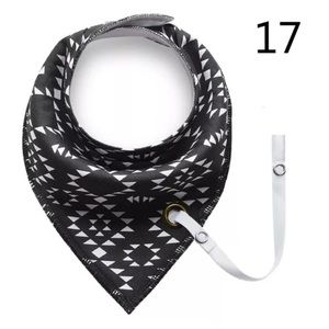 🌵 Baby Black/white triangle bib w/pacifier clip🌵