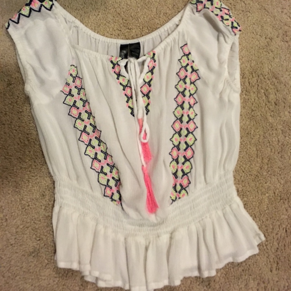 CUTE FLOWY CROPPED TOP