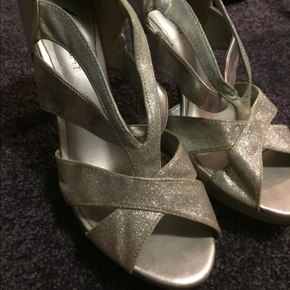 Fioni Silver Heels - Picture 1 of 2