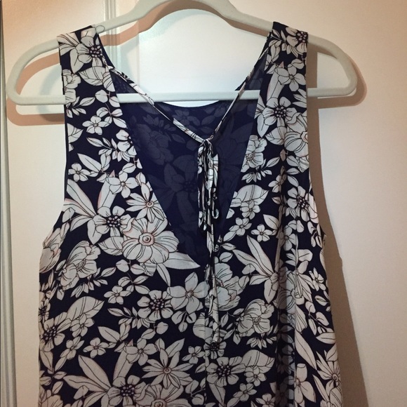 Simple flowery dress! - Picture 2 of 4