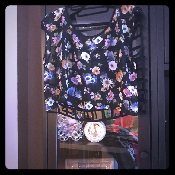 Beautiful flower crop top 🌸🌺🌸🌺 - Picture 1 of 2