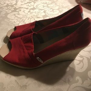 TOMS Red Wedges