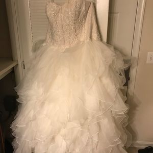Wedding dress! Selling- $600, Willing to negotiate