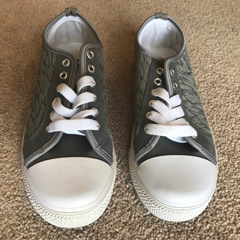 Mens Sneaker Shoe Gray and White Canvas Boys Laces