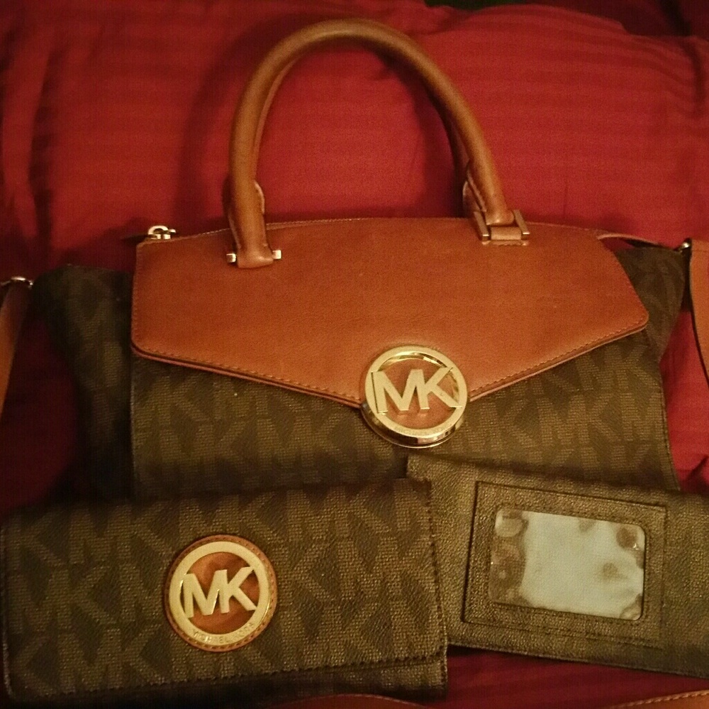 "PRICE DROP" Michael Kors Large Bag & Wallet Set