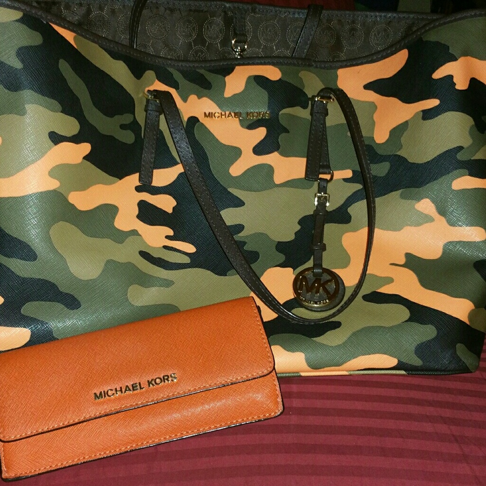 "AUTHENTIC" Michael Kors Camo Tote Set