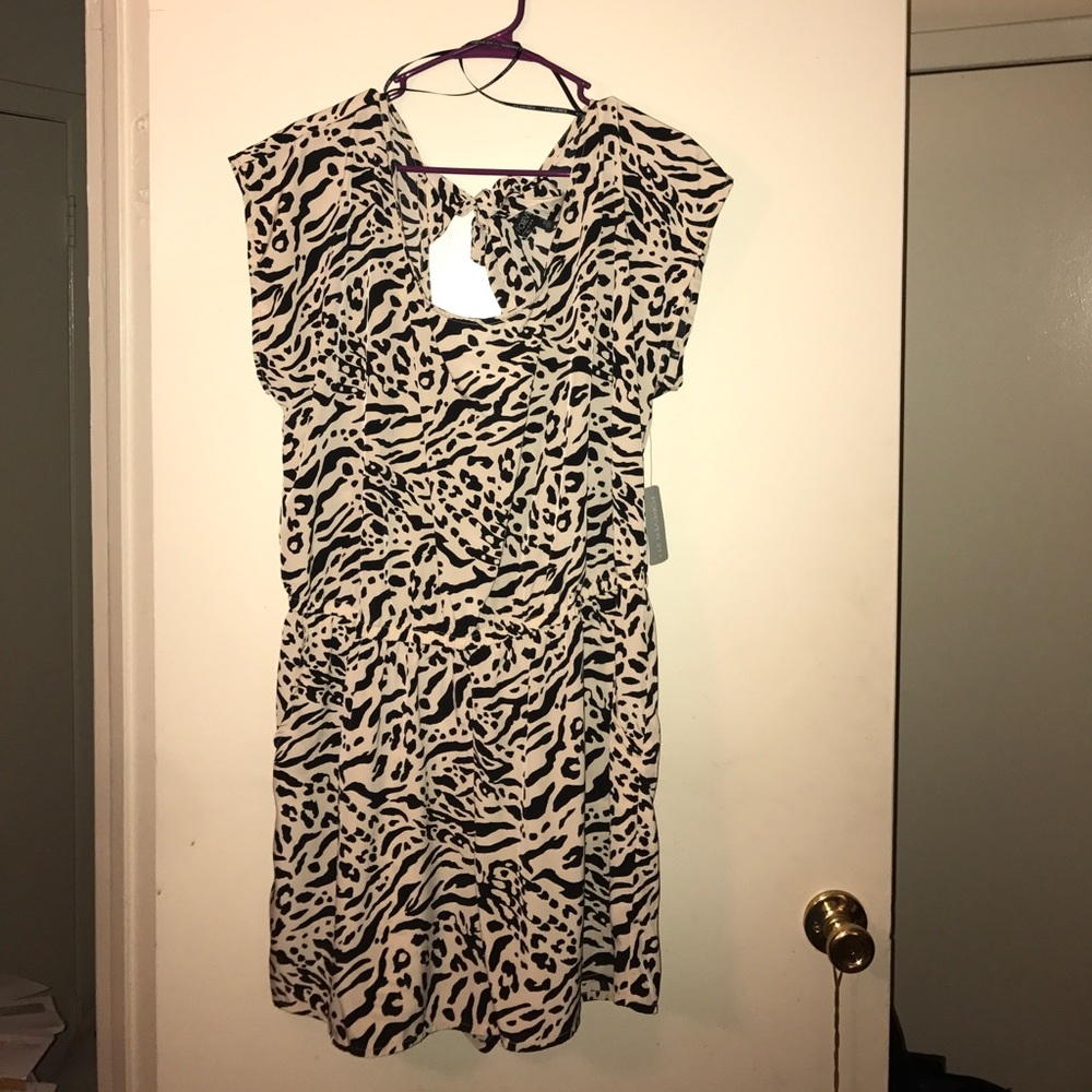 Forever 21+  Back cut out Romper BNWT.