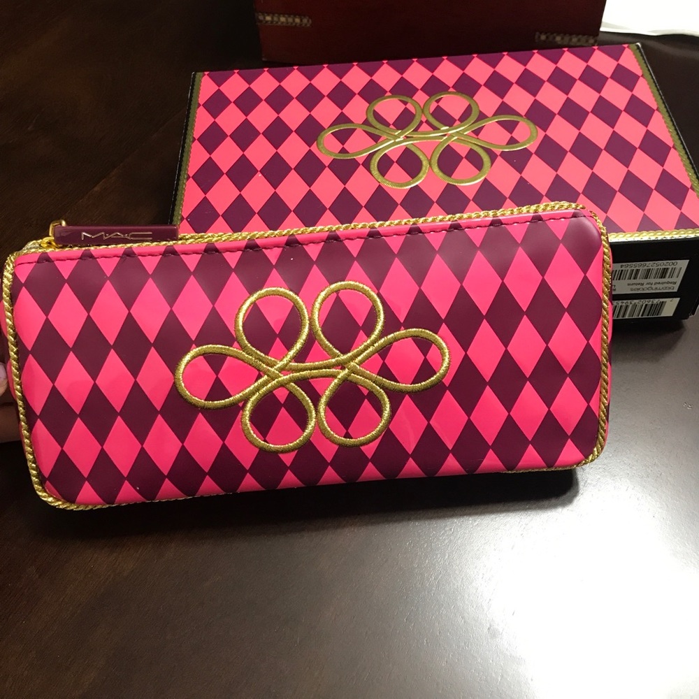 Limited edition, checkered MAC makeup bag w/ box!