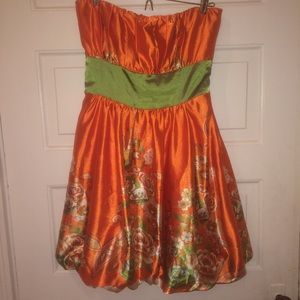 Fun strapless cocktail dress 🌺