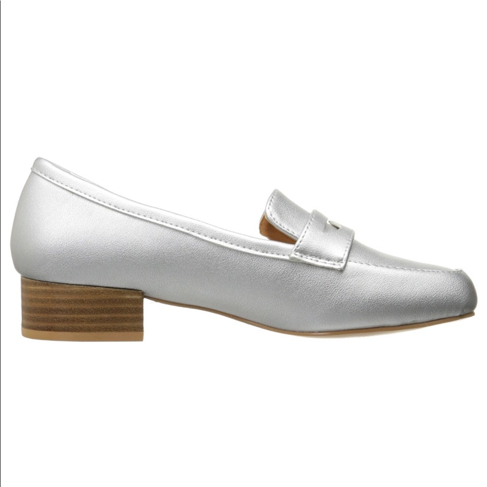 Distressed Shimmer Silver Metallic Loafer_2