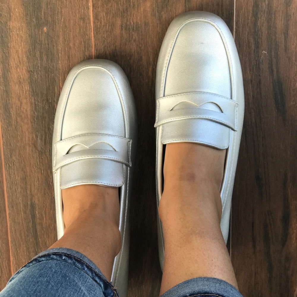 Distressed Shimmer Silver Metallic Loafer_4