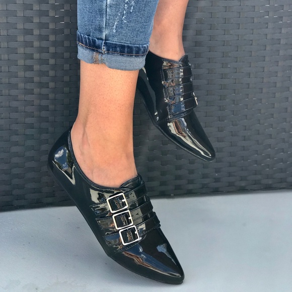 pointed buckle shoes