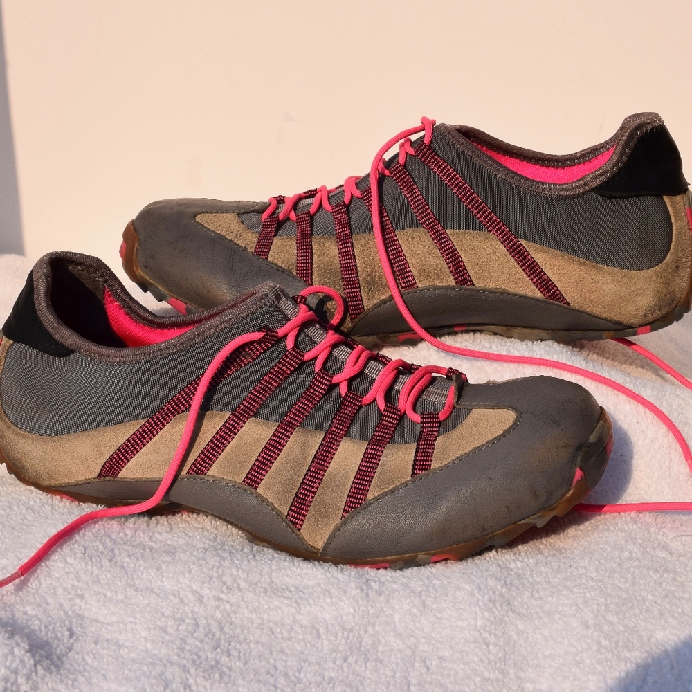TSUBO Gray with Pink Stripe Loop Lace up Camo Shoe