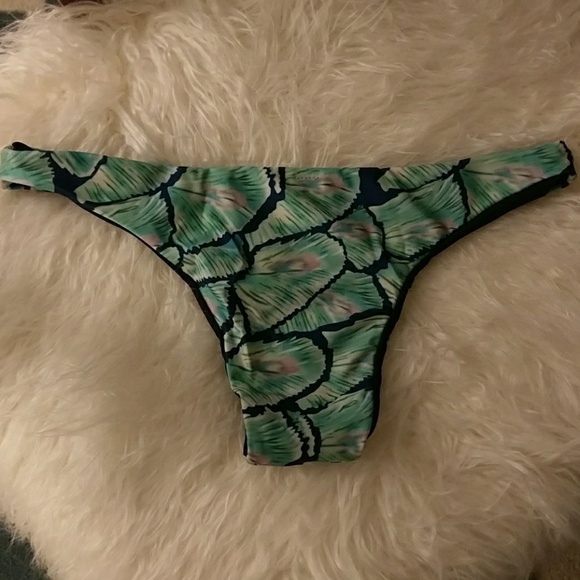 Brazilian bottom bikini set. - Picture 2 of 4