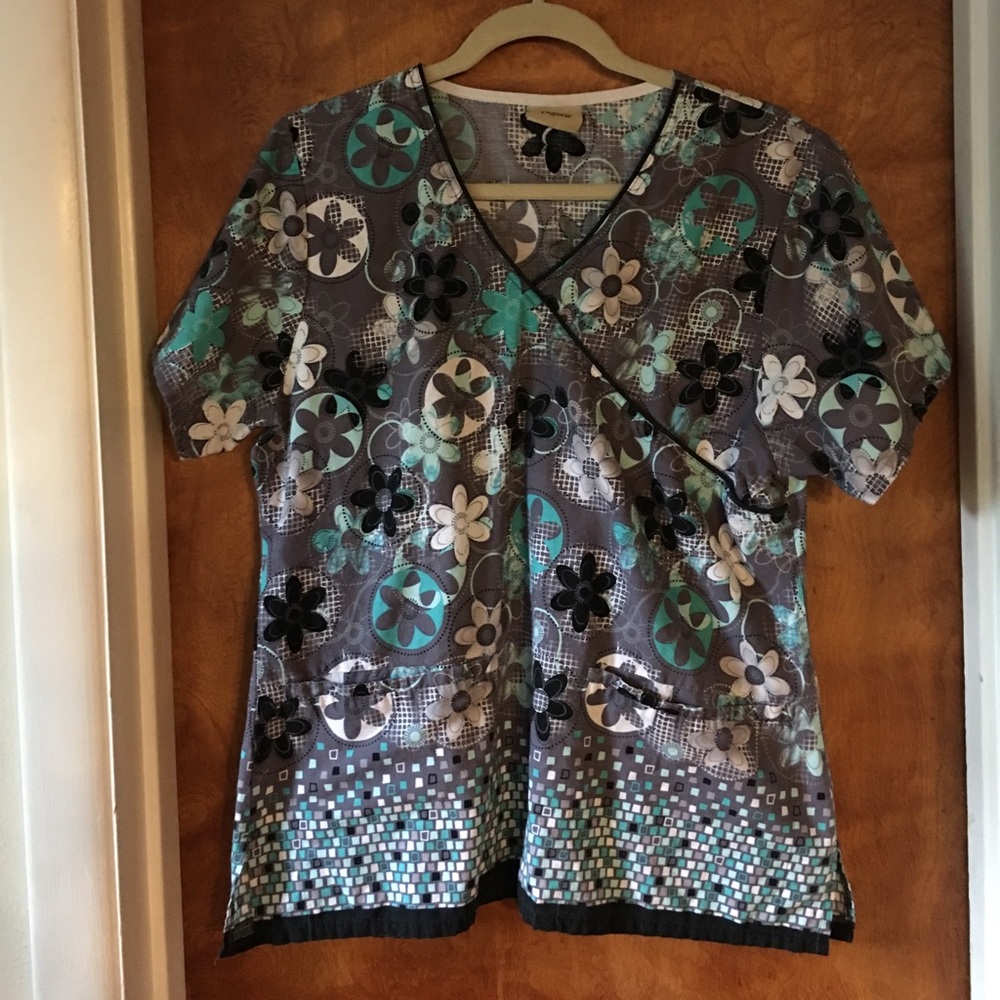 Tafford women's scrub top GUC