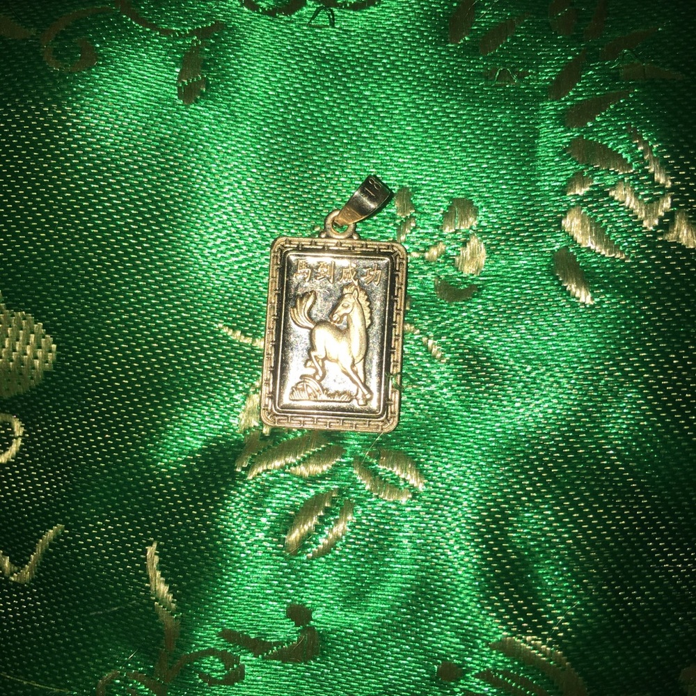 18k gold horse pendant