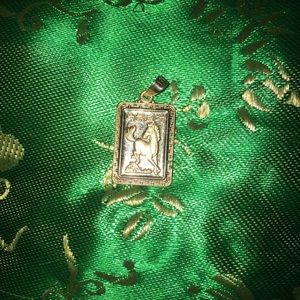 18k gold horse pendant