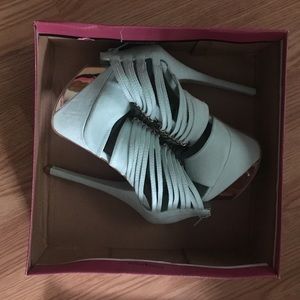 NEW in BOX size 5.5 qupid shoes