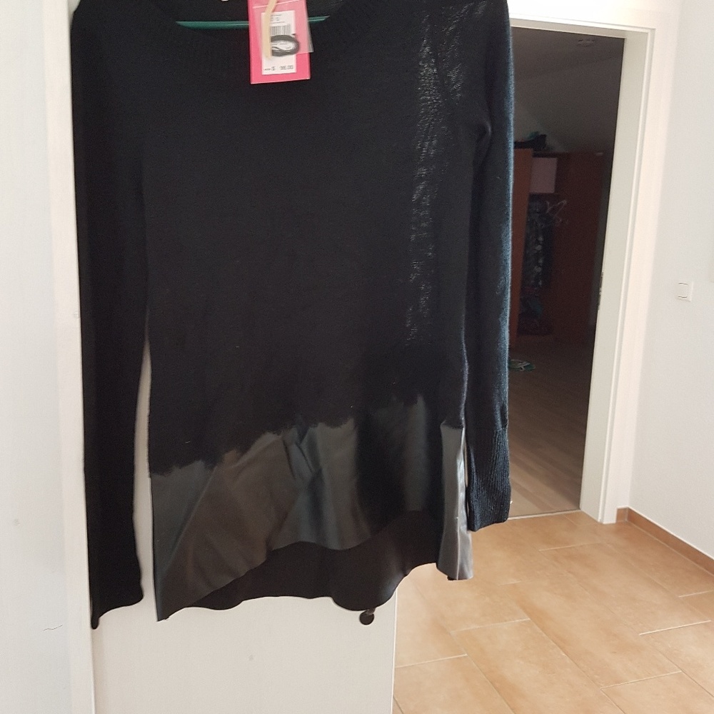 Light gorgoeous sweater by Chelsea and Violet